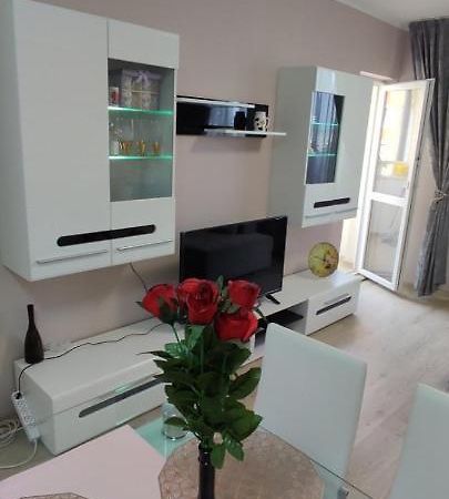 Luxury And Stylish Apartmen, Metro Station Obelya София Экстерьер фото